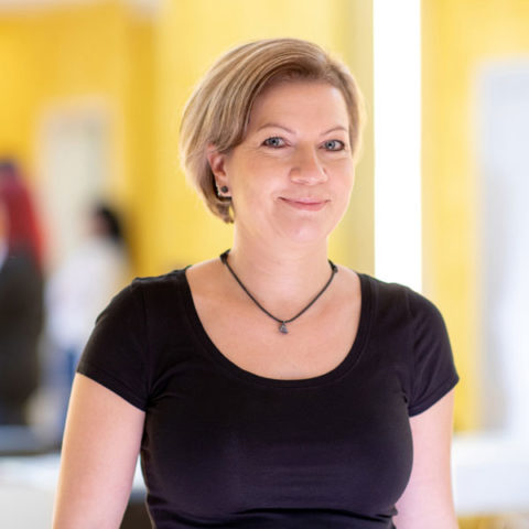 Adriane Scharr, Friseurin